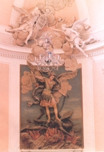 scena in gesso che raffigura San Michele Arcangelo mentre uccide il demonio